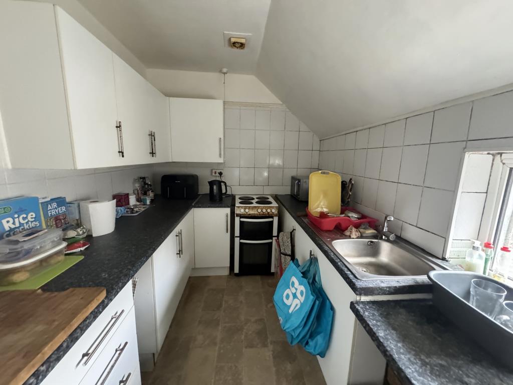 Lot: 95 - MIXED-USE INVESTMENT WITH HIGH YIELD - View of the kitchen flat one